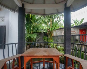 RedDoorz near Alun Alun Wonosobo 2 - Wonosobo - Balcony