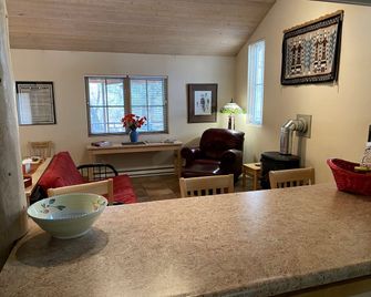 New Mexico Glamping Paradise: Riverfront Rental for the Ultimate Retreat - Pecos - Dining room