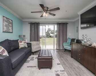 Ciboney Beach Resort Panhandle Getaways - 德斯坦 - 客廳