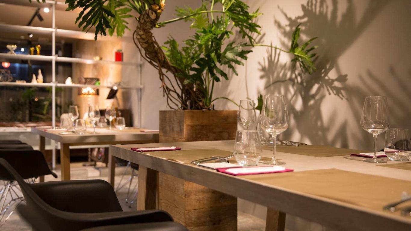 The Structure Hostel and Cafebar