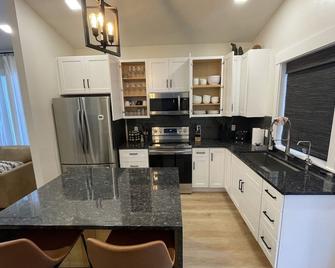 The Highlander, a beautiful cozy modern cabin at Terrace Lakes Resort. - Garden Valley - Cocina