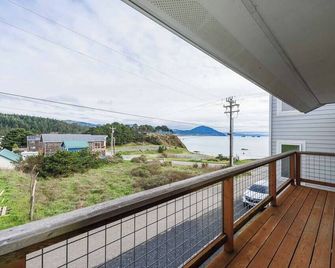 #stayinmydistrict Oceanview Studio Loft - Port Orford - Balcón