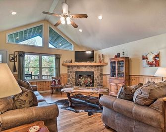 Hiawassee Cabin With Mtn Views Less Than - Hiawassee - Living room