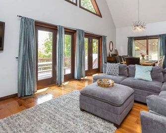 Massanutten Log Home Near Slopes, 2 Master Suites, Hot Tub, Pool Table, Views - McGaheysville - Salon