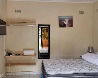 Gono Compound 3 - B&B with Queen bed - Harare - Bedroom
