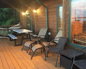 Gorgeous Sunset View & Sandy Beach on Shell Lake with Game Room! - Shell Lake - Balcón