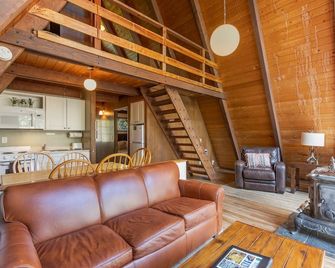 Four Seasons Cabin 4 - June Lake - Living room