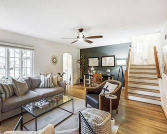 Gorgeous retreat in Dayton OH with private fenced yard. - Dayton - Living room