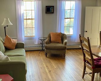 Historic Village Setting - Westport - Sala de estar