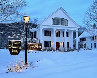 The Four Columns Inn & 1832 Tavern - Newfane - Edificio