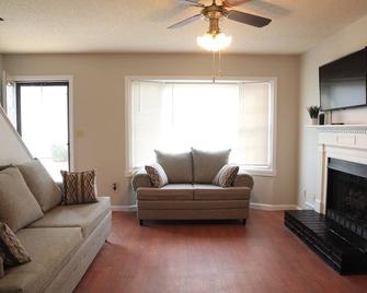Cozy 2-Bedroom Townhome Close to Everything - Greenville - Living room