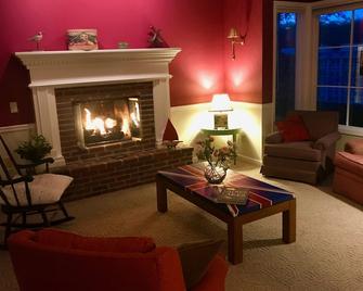 \'Plum Retreat\' is spacious, warm & beautiful, and surrounded by gardens. - Ephraim - Living room