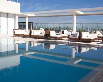 Dazzler by Wyndham Asuncion - אסאנסיון - בריכה