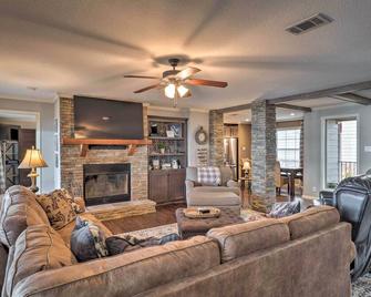 Waterfront Louisiana Vacation Rental with Dock! - Many - Living room