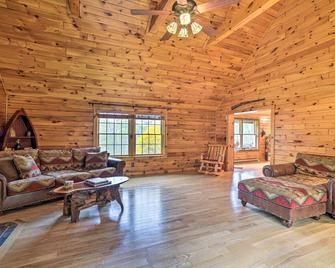 Lovely Fort Ann Lodge - 10 Mi to Lake George! - Fort Ann - Living room