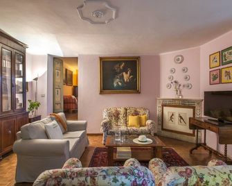 Holiday Home in Senigallia with Garden BBQ - Senigallia - Living room