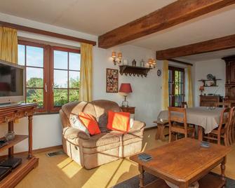 Friendly and Rustic Family Home With Fireplace and Panoramic Views - Stavelot - Huiskamer