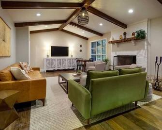 65acres Hottub, Sauna, Cold Plunge, Fishing + Golf - Joelton - Living room