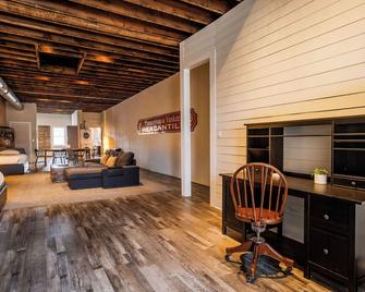 The Loft: Industrial style, second floor, downtown studio apartment - Penn Yan - Living room