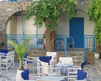 Aratos Hotel - Parikia - Patio