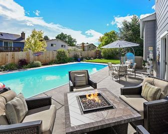 Hot Tub + Pool! Red Rocks Retreat! - Morrison - Pool