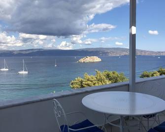 Vlichos Studio Apartment - Hydra - Balcony
