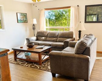 Hyer Mountain Vista-The Farmhouse - Palmer - Huiskamer