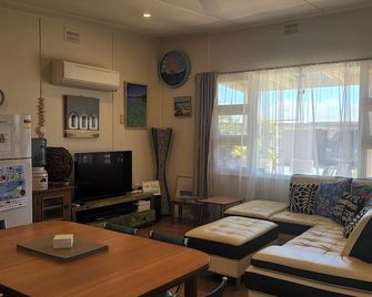 A Magic Shack - relax, recharge, frolic & fish - Tumby Bay - Living room