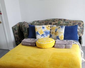 Cozy quiet place next to hwy smart tv+wifi+netflix - Edmundston - Bedroom