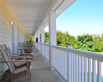 Lighthouse Villas 10: Centrally located condo in Ocracoke - Ocracoke - Balcón