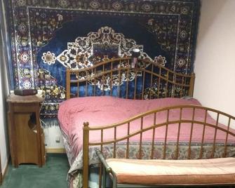 Master suite in basement of single family home. - Minneapolis - Bedroom