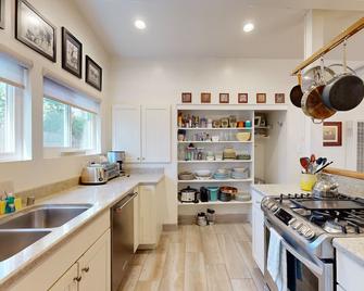 1031 Bangor Lane Bungalow - 3 Br Cabin By RedAwning - Ventura - Cocina