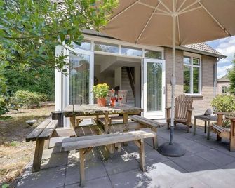 Holiday Home with a terrace at Bedafse Bergen - Uden - Patio