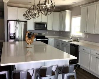 Pool! Stunning New Oceanfront 4 Bedroom 3+ Acre Private Estate - Big Pine Key - Kitchen