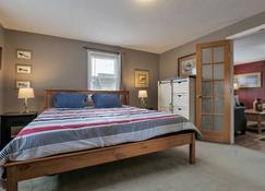 Spacious 4 bedroom home fast internet/walk to town! - Mount Desert - Schlafzimmer