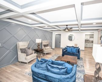 Remodeled 4 bedroom home 8 beds Dawnsonville 7 miles from ATlanta MotorSport - Dawsonville - Wohnzimmer