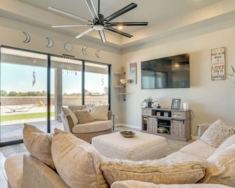 Las Cruces Home Rental with Organ Mountain Views! - Las Cruces - Sala de estar
