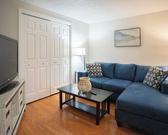 Cozy 1-bedroom with WiFi, central air, in unit laundry in enjoyable Manchester - Manchester - Living room