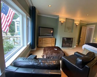 Luxury Mitchell Bay Hideaway - Escape to this 4,000 sq ft retreat with Hot Tub! - Friday Harbor - Sala de estar