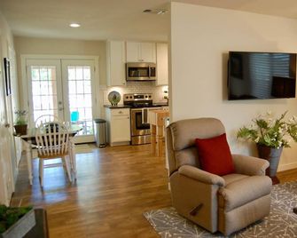 Duck Inn, 1/2 Block To Cibolo Creek Walking Path, Downtown Boerne, Tx - Boerne - Wohnzimmer