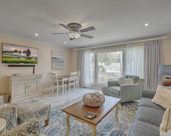 Lagoon Villa 9 - Superb Villa by Pool! Short Walk to Beach - Isle of Palms - Living room