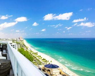 كونراد فورت لوديرديل بيتش - فورت لاودردال - شرفة