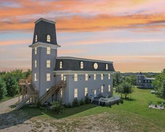 Starlight Tower Hot Tub King Suite with 8-Jet Massage Shower by RedAwning - Fort Atkinson - Gebouw