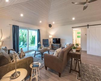 Trout Creek Charmer Steps To Okanagan Lake, Tennis Courts & Winery - Summerland - Living room