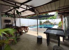 LoveNest- cozy place with swimming pool,12 min to the beach close to everything. - Daet - Pool