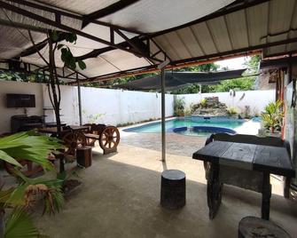 LoveNest- cozy place with swimming pool,12 min to the beach close to everything. - دايت - حوض السباحة