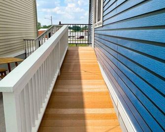 Tropical Trio - 3 Bedroom/1 Bunk Room Lakeside Cottage W/ Step Free Access & King Bed! - セリーナ - バルコニー