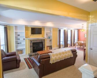 Historic Manistee Townhome near Downtown - Manistee - Living room