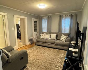 Charming 2-bedroom 2nd Fl apt in Manchester. Walking distance to restaurants - Manchester