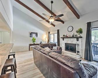 Pinetop Condo w/ Deck, Grill, 30 Mi to Sunrise Ski - Pinetop-Lakeside - Living room